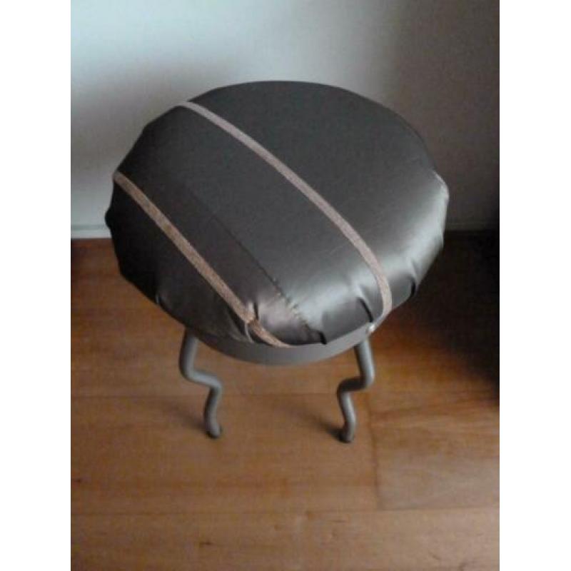 Stoffen kruk met zilveren pootjes 50 x 35 cm,