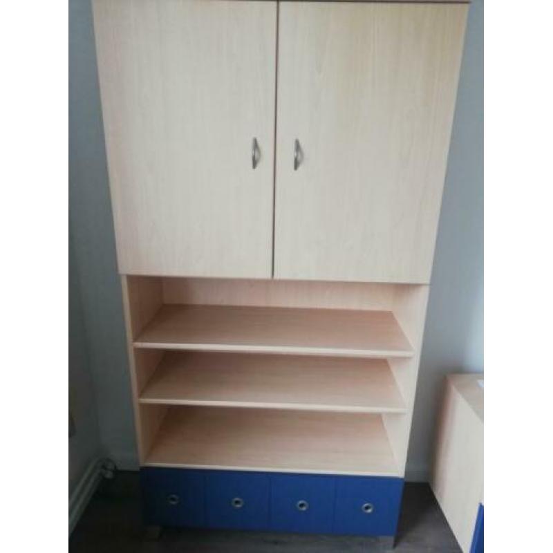 Tienerkamer met blauwe tint
