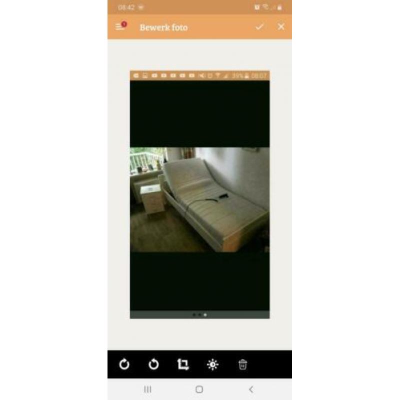 Elektrische bed met nachtkastje