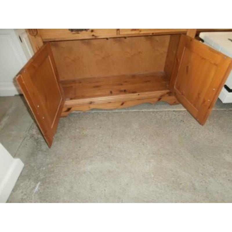 Oud grenen dressoir