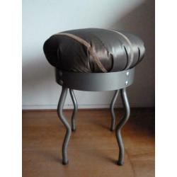Stoffen kruk met zilveren pootjes 50 x 35 cm,