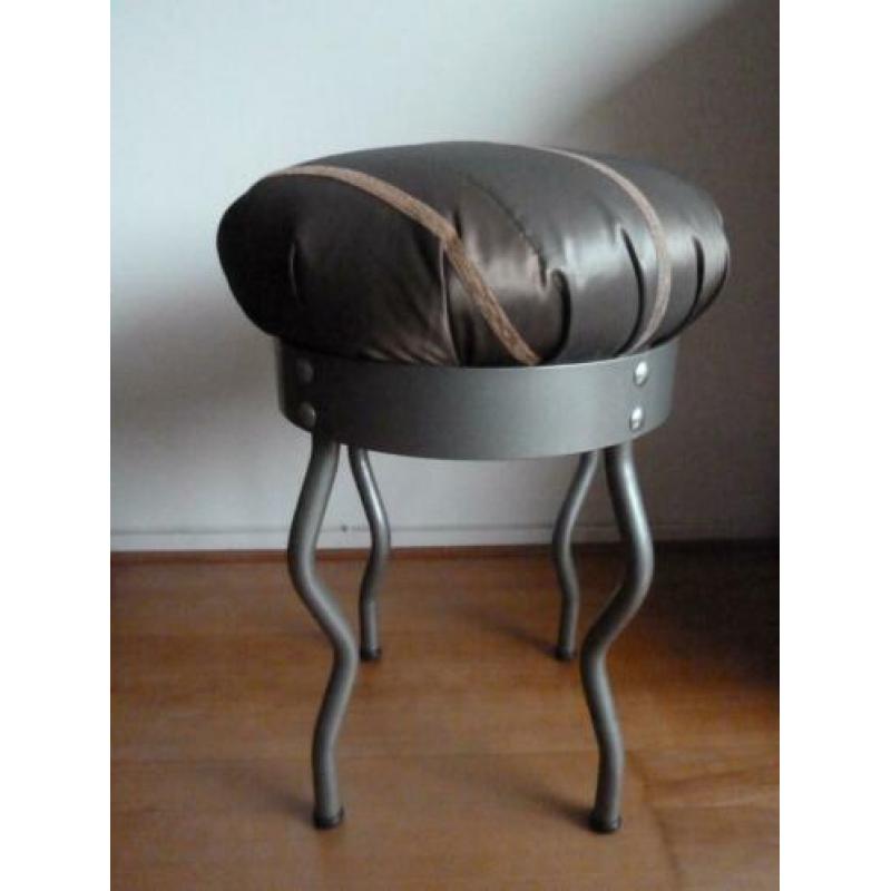 Stoffen kruk met zilveren pootjes 50 x 35 cm,