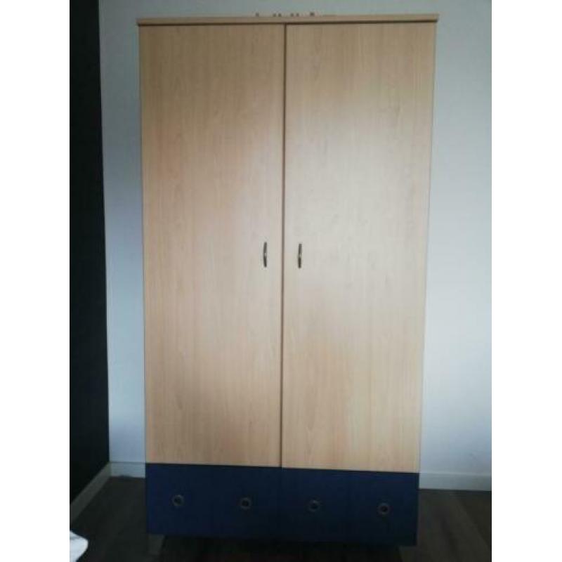 Tienerkamer met blauwe tint