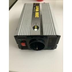 Omvormer van 24 volt naar 220 volt deze is 300 Watt