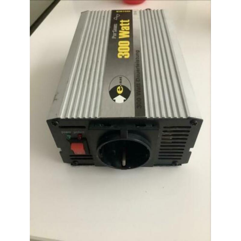 Omvormer van 24 volt naar 220 volt deze is 300 Watt
