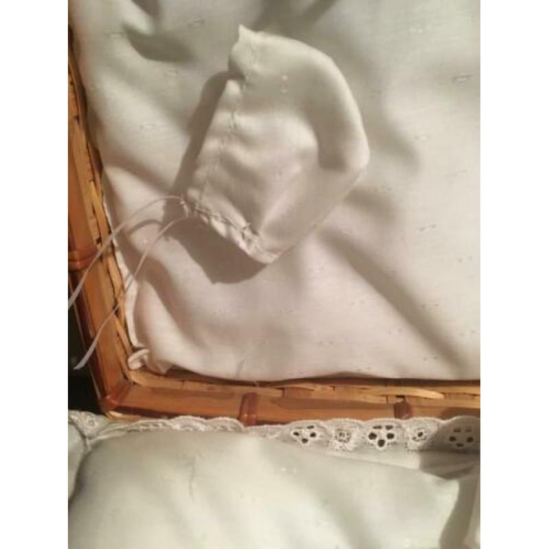 Oud mandje met pop (Brocante, Landelijk)