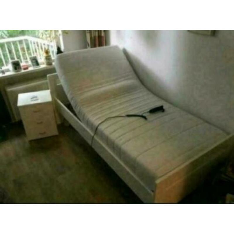 Elektrische bed met nachtkastje