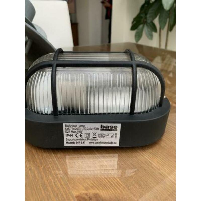 Twee buitenlampen