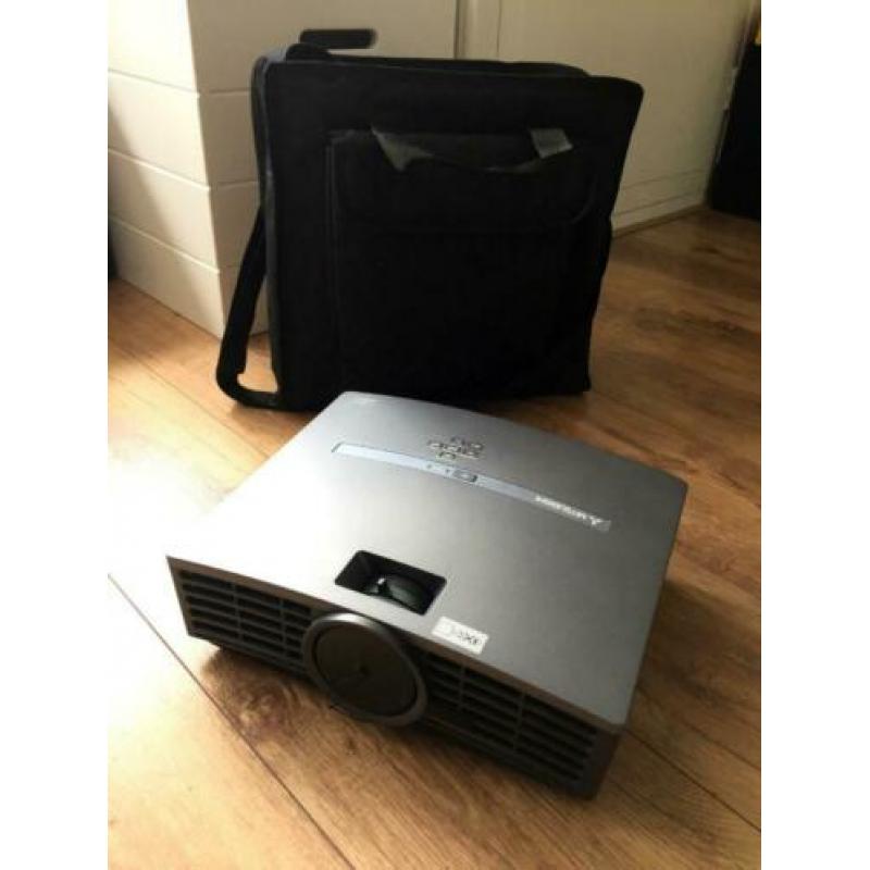 Mitsubishi XD490U beamer