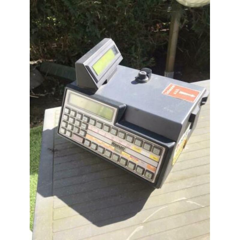 Oude buskaartjesautomaat. Geen stekker geen sleutel