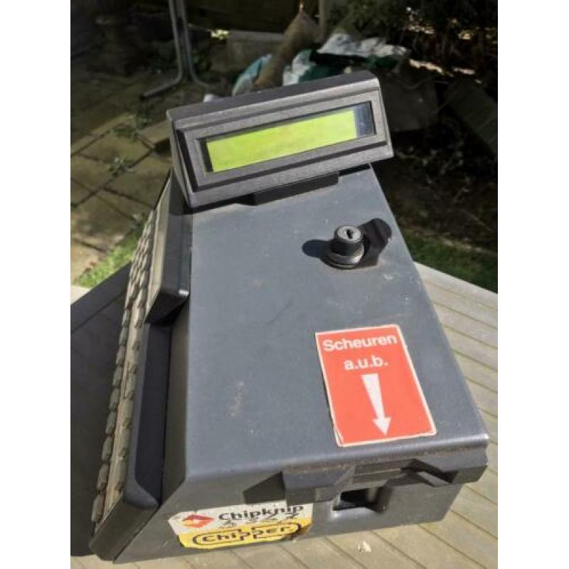 Oude buskaartjesautomaat. Geen stekker geen sleutel