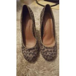 Panterprint pumps met hoge hak