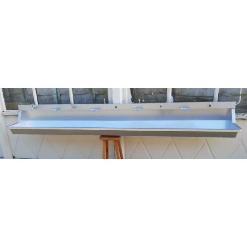 Gebruikte aluminium wasgoot, wasbak of wastrog met spatbord,