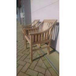 2 Engelse teak houten tuinstoelen inlclusief kussens.