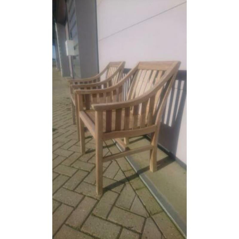 2 Engelse teak houten tuinstoelen inlclusief kussens.