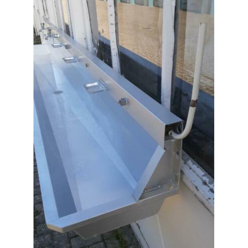 Gebruikte aluminium wasgoot, wasbak of wastrog met spatbord,