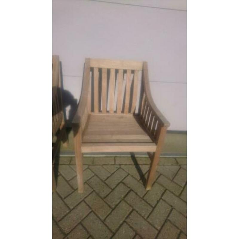 2 Engelse teak houten tuinstoelen inlclusief kussens.