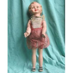Pop met loop-mechanisme en jaren 30 kapsel