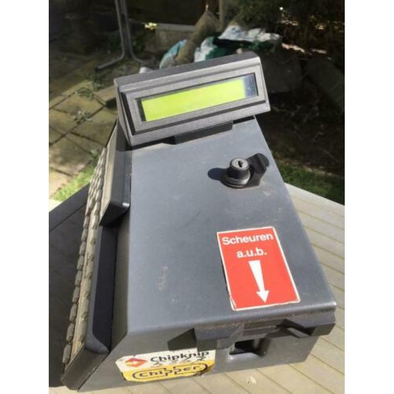 Oude buskaartjesautomaat. Geen stekker geen sleutel