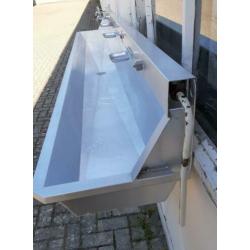 Gebruikte aluminium wasgoot, wasbak of wastrog met spatbord,