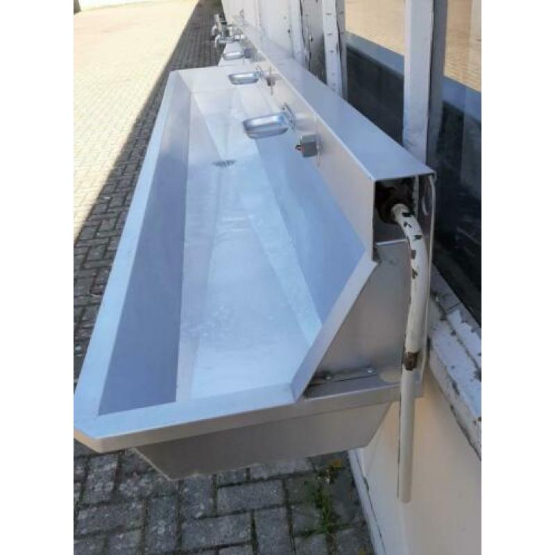 Gebruikte aluminium wasgoot, wasbak of wastrog met spatbord,