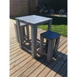 Steigerhouten sta tafel