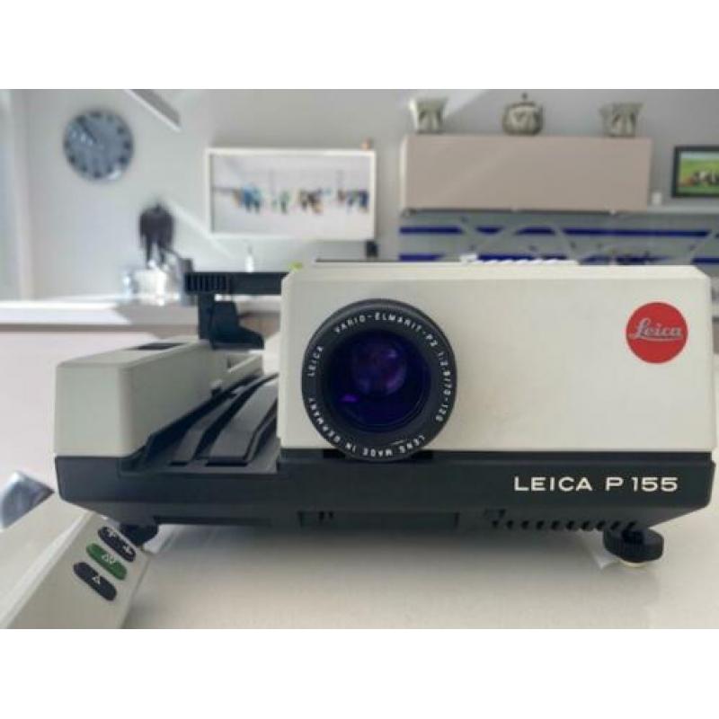 Leica Diaprojector met groot zilverscherm