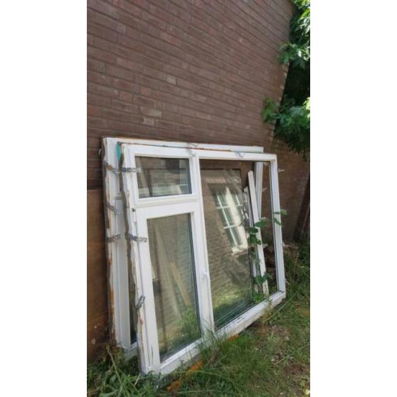 3 stuks Kunststof kozijnen met HR dubbelglas.