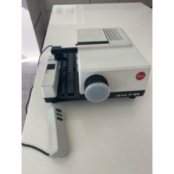 Leica Diaprojector met groot zilverscherm