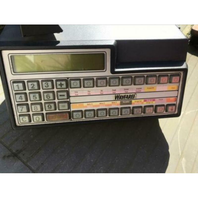 Oude buskaartjesautomaat. Geen stekker geen sleutel