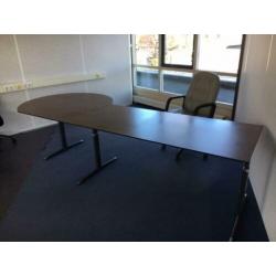 Groot directie bureau met lederen bureaustoel