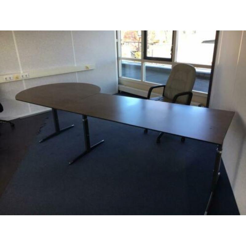Groot directie bureau met lederen bureaustoel