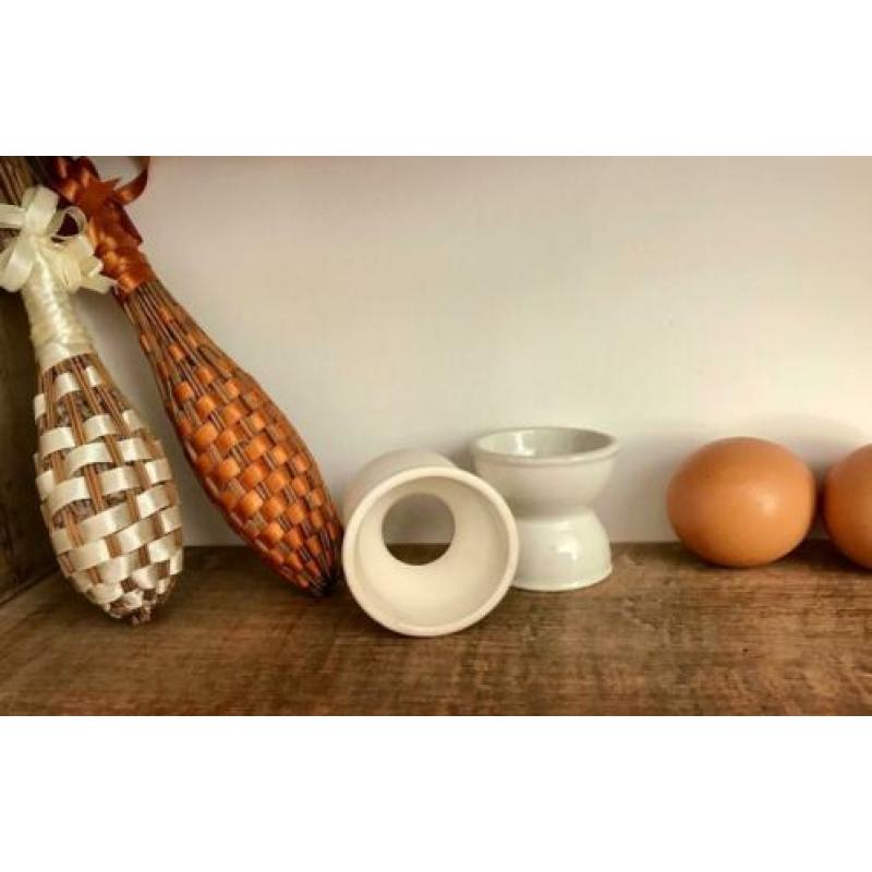 Twee diabolo eierdopjes (vieux coquetiers) uit Frankrijk