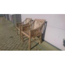 2 Engelse teak houten tuinstoelen inlclusief kussens.
