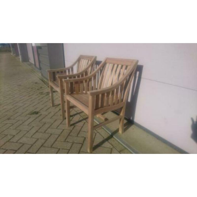 2 Engelse teak houten tuinstoelen inlclusief kussens.