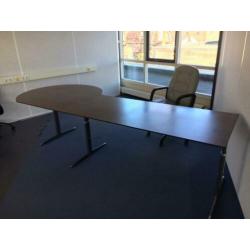 Groot directie bureau met lederen bureaustoel