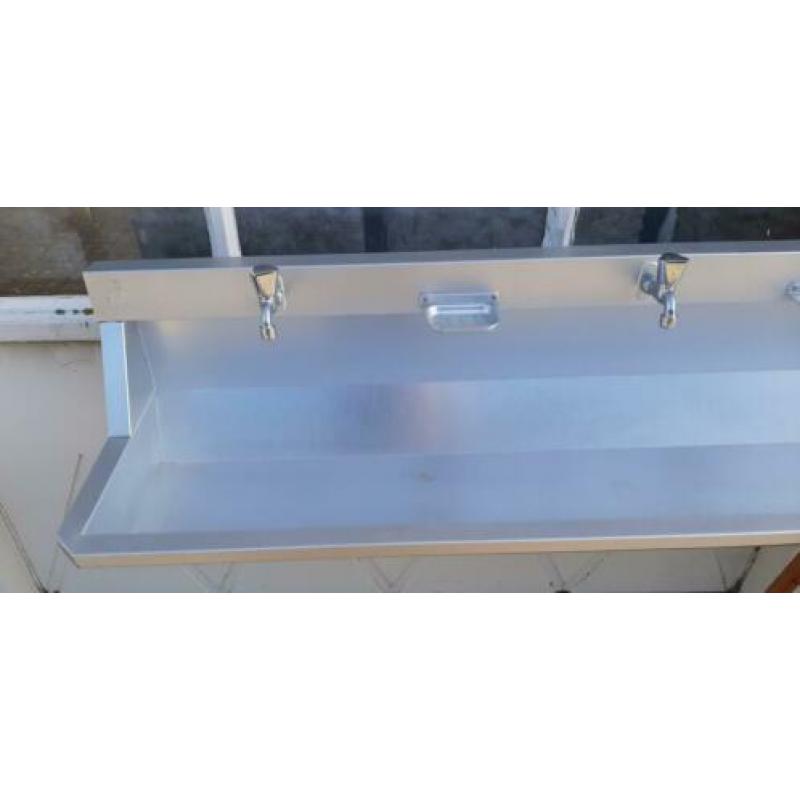 Gebruikte aluminium wasgoot, wasbak of wastrog met spatbord,