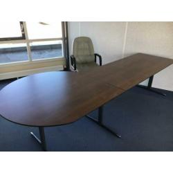 Groot directie bureau met lederen bureaustoel