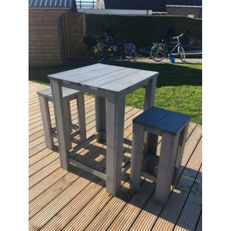 Steigerhouten sta tafel