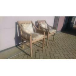 2 Engelse teak houten tuinstoelen inlclusief kussens.