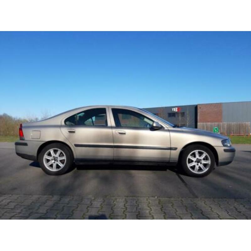 Volvo S60 2.4i 5 cilinder 140PK 2001 Beige