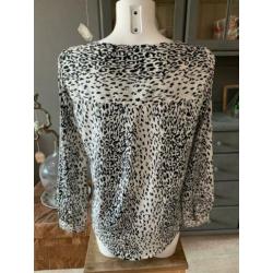 Leuke gladde top met panterprint Jacqueline de Yong maat S