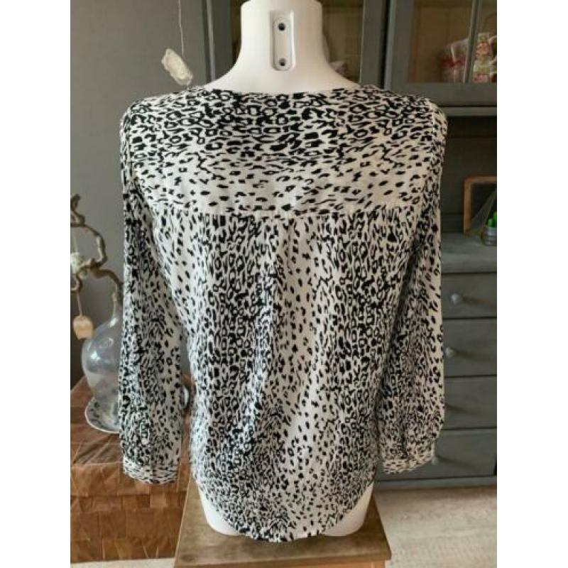Leuke gladde top met panterprint Jacqueline de Yong maat S