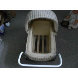mooie oude poppenwagen