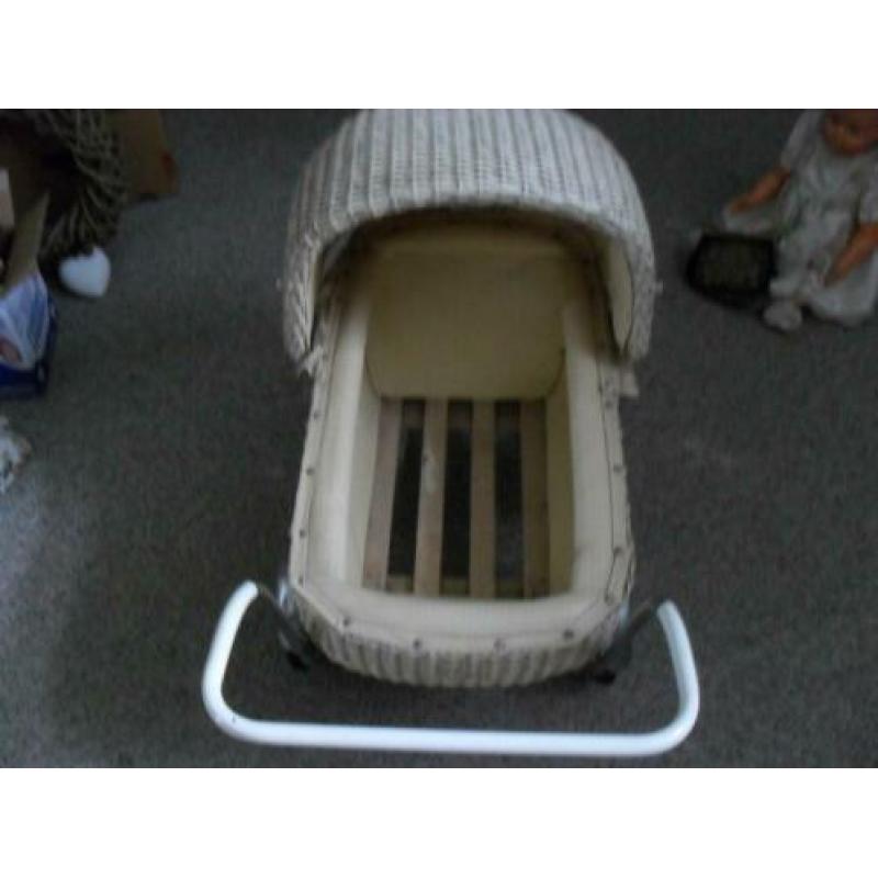 mooie oude poppenwagen