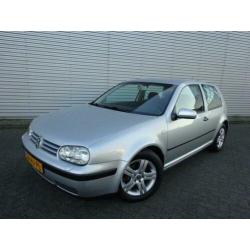 Volkswagen Golf 1.6 Trendline Automaat (bj 2001)