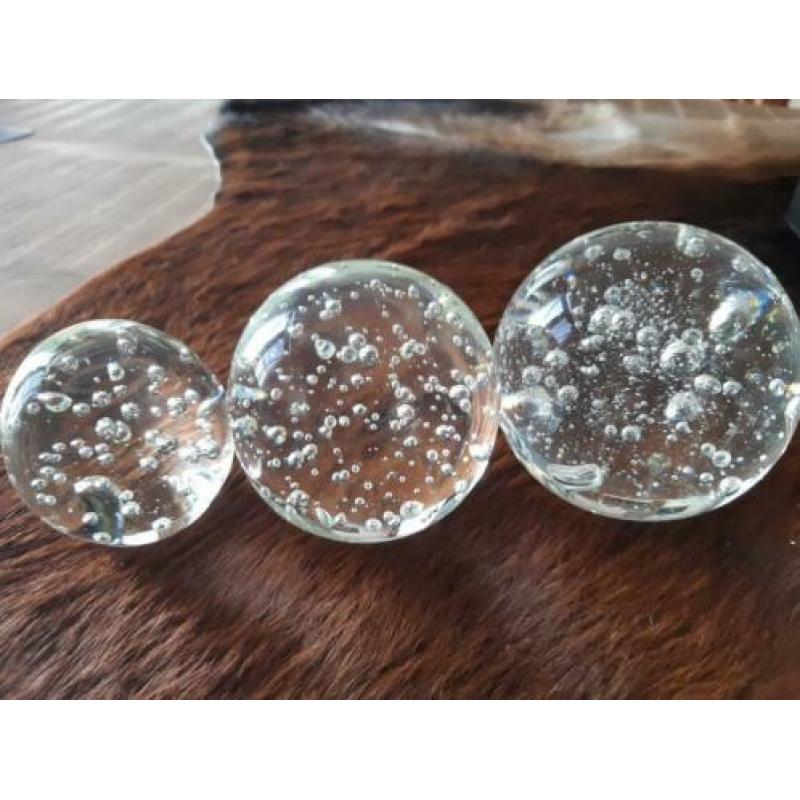 Presse papier, 3 glasobjecten glasbollen.