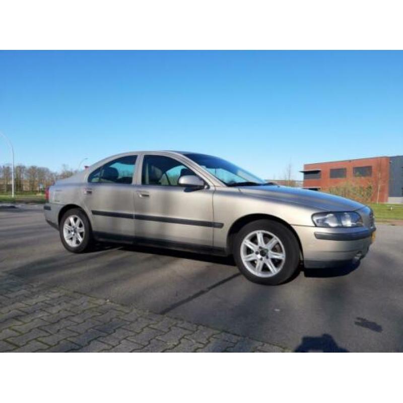 Volvo S60 2.4i 5 cilinder 140PK 2001 Beige