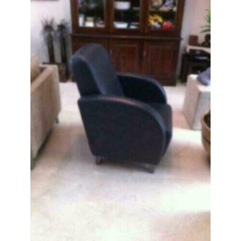 Leren fauteuil kleur blauw hoogte rug 100 cm breedte 75 cm.