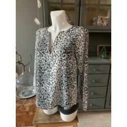 Leuke gladde top met panterprint Jacqueline de Yong maat S